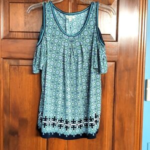 Max Studio short sleeve top with cut out shoulder, green and blue